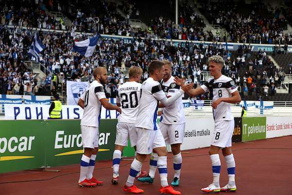 t_Huuhkajat_juhlii_210904